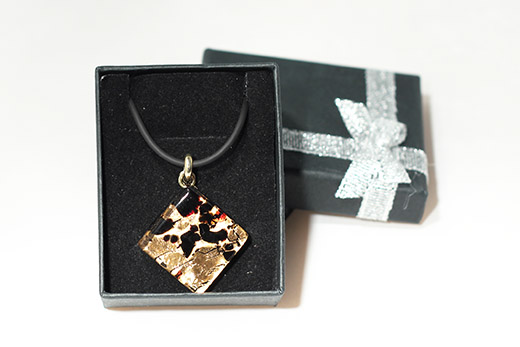 Pendentif Amelia Noir Moucheté et Prune