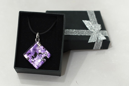 Pendentif Amelia Tacheté Violet Et Noir