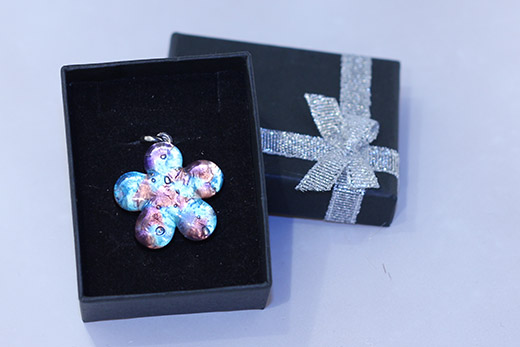 Pendentif Fleur Tacheté Azur Clair Et Rose