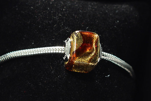 Perle Carrée Marron Et Or