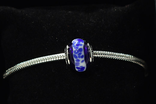 Perle Ronde Blanc Et Bleu Saphir Moucheté