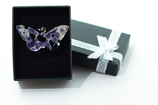 Pendentif Papillon Tacheté Violet Et Noir